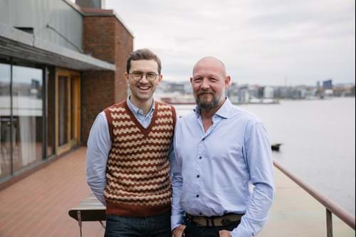 Grunnlegger av podcasten Praktisk PropTech, Martin McGloin, smiler og poserer med Endre Johannessen, teknisk sjef i Toma Eiendomsdrift.